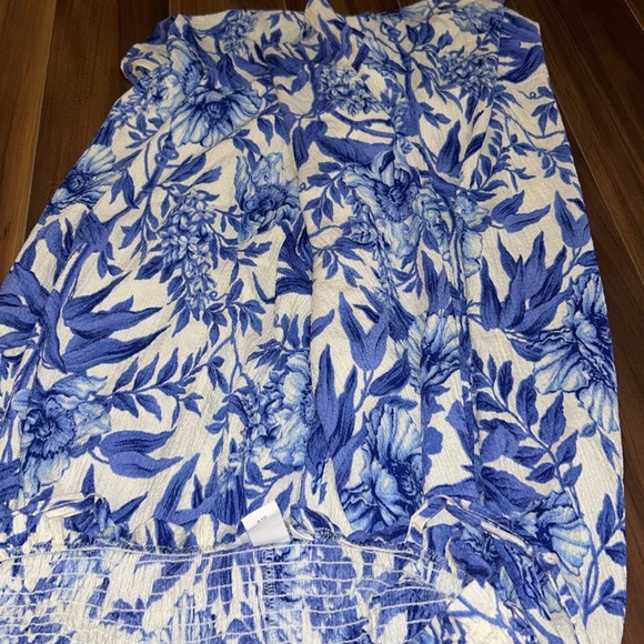 XL H&M floral blue white dress smocked chest flowy dress - Picture 2 of 3